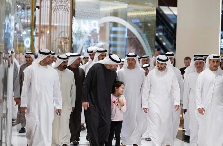 Tổng thống UAE Sheikh Mohamed bin Zayed Al Nahyan cùng Thái tử Dubai Sheikh Hamdan bin Mohammed bin Rashid Al Maktoum ghé thăm trung tâm thương mại lớn nhất thế giới.