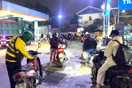 Người dân xếp hàng dài chờ đổ xăng lúc nửa đêm ở Hà Nội