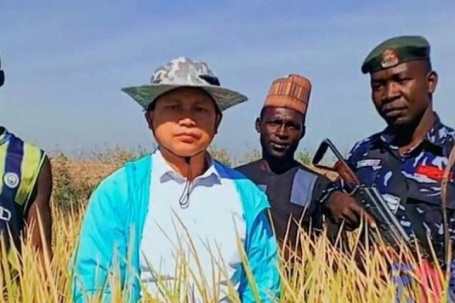 Lão nông Trung Quốc được cảnh sát bảo vệ 24/24