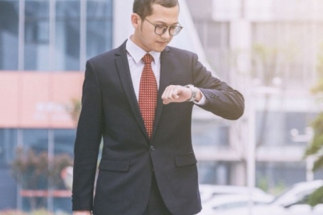 Đi làm trễ giờ, phản ứng đầu tiên của người EQ cao không phải là xin lỗi