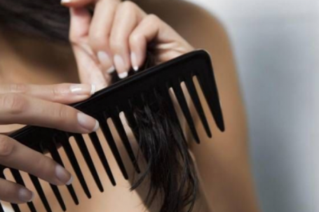 Bí quyết để mái tóc khỏe đẹp, không bị bết trong mùa nồm ẩm