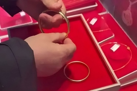 Khách chi nghìn tỷ mua vàng chỉ trong vài giờ, phía sau là bí mật động trời