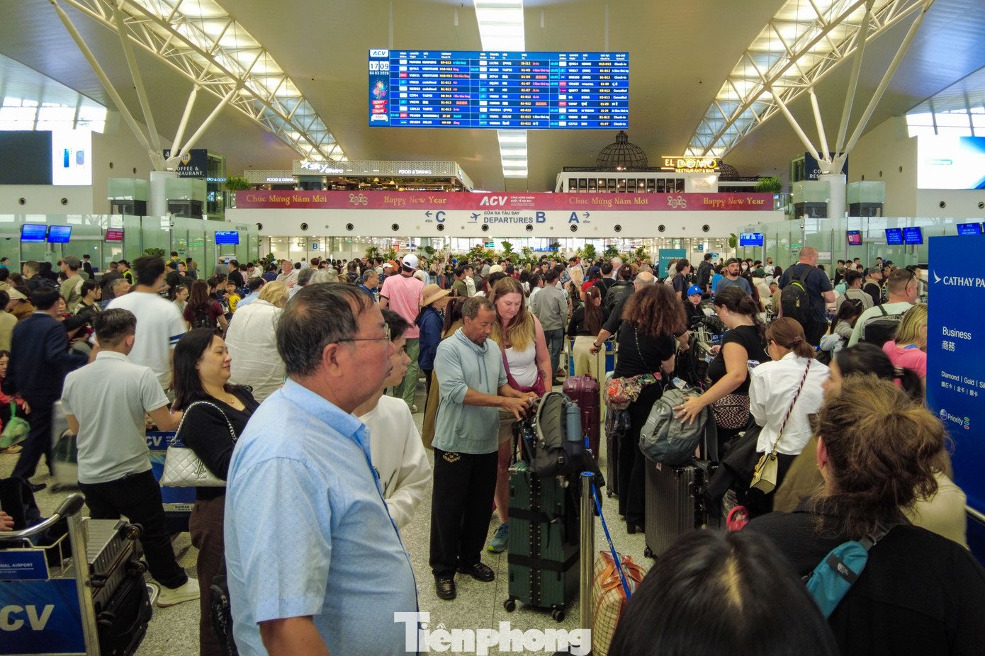Cận cảnh máy bay 'nhà giàu' Trung Đông đang tránh chiến sự ở Nội Bài - 10