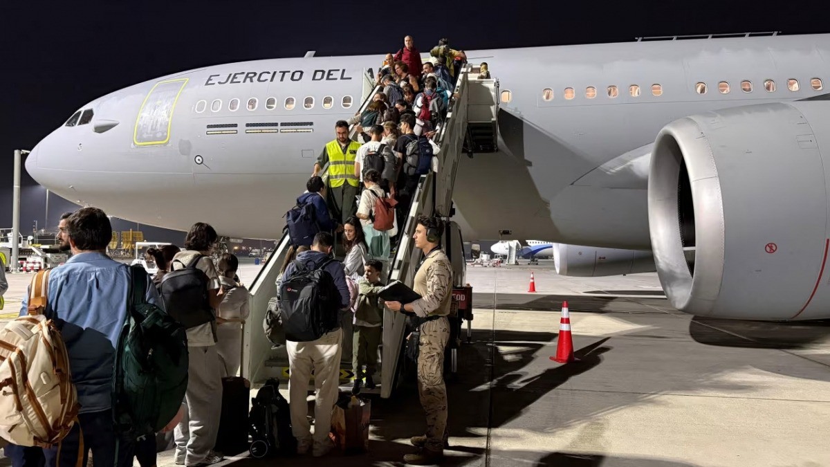 Các công dân Tây Ban Nha bị mắc kẹt tại Trung Đông lên một chuyến bay quân sự hồi hương tại một địa điểm không được tiết lộ ở Oman. Ảnh: Bộ Quốc phòng Tây Ban Nha