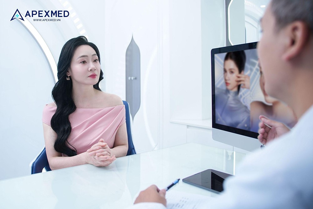 Diễn viên Quách Thu Phương trong buổi tư vấn chuyên sâu 1:1 cùng bác sĩ Apexmed.