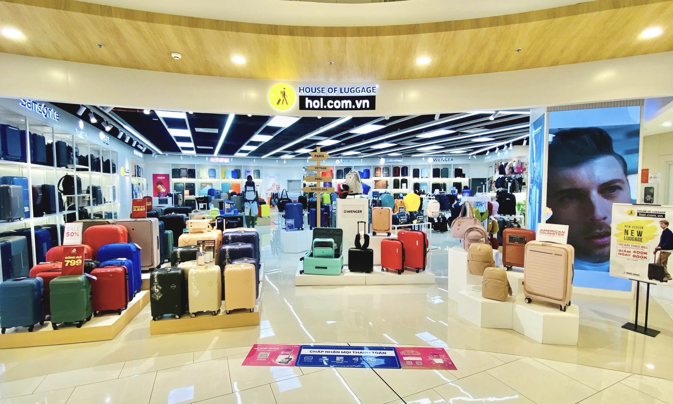 Hình 4. Hệ thống cửa hàng House Of Luggage với không gian mua sắm rộng rãi và hiện đại (Nguồn: House Of Luggage)