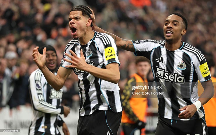 Newcastle xuất sắc đánh bại MU, dù thi đấu thiếu người suốt hiệp 2