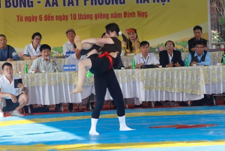 Ở trận đầu tiên, Vân Trang bế thốc đối thủ lên và giành chiến thắng