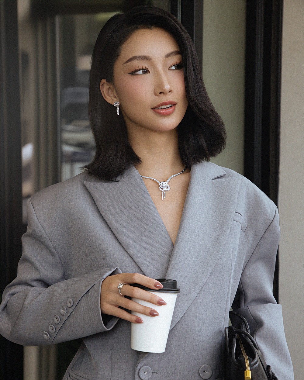 Hình ảnh người phụ nữ hiện đại – bản lĩnh, độc lập và tự do tỏa sáng – được khắc họa qua bộ sưu tập Audax Rosa với cảm hứng từ đóa hồng kiên cường vươn mình vượt sóng. Ảnh: PNJ