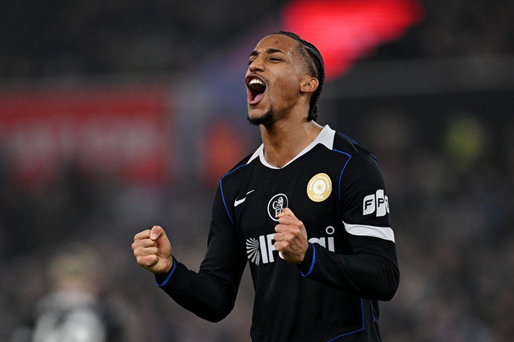 Joao Pedro tỏa sáng lập hat-trick