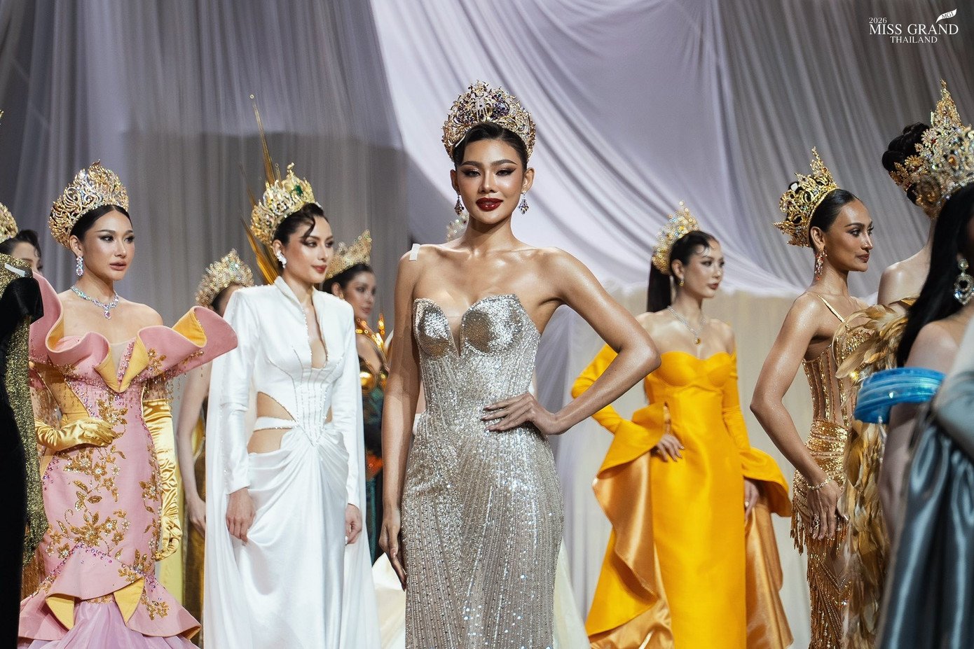 Thí sinh mặc những trang phục xuyên thấu, gợi cảm.