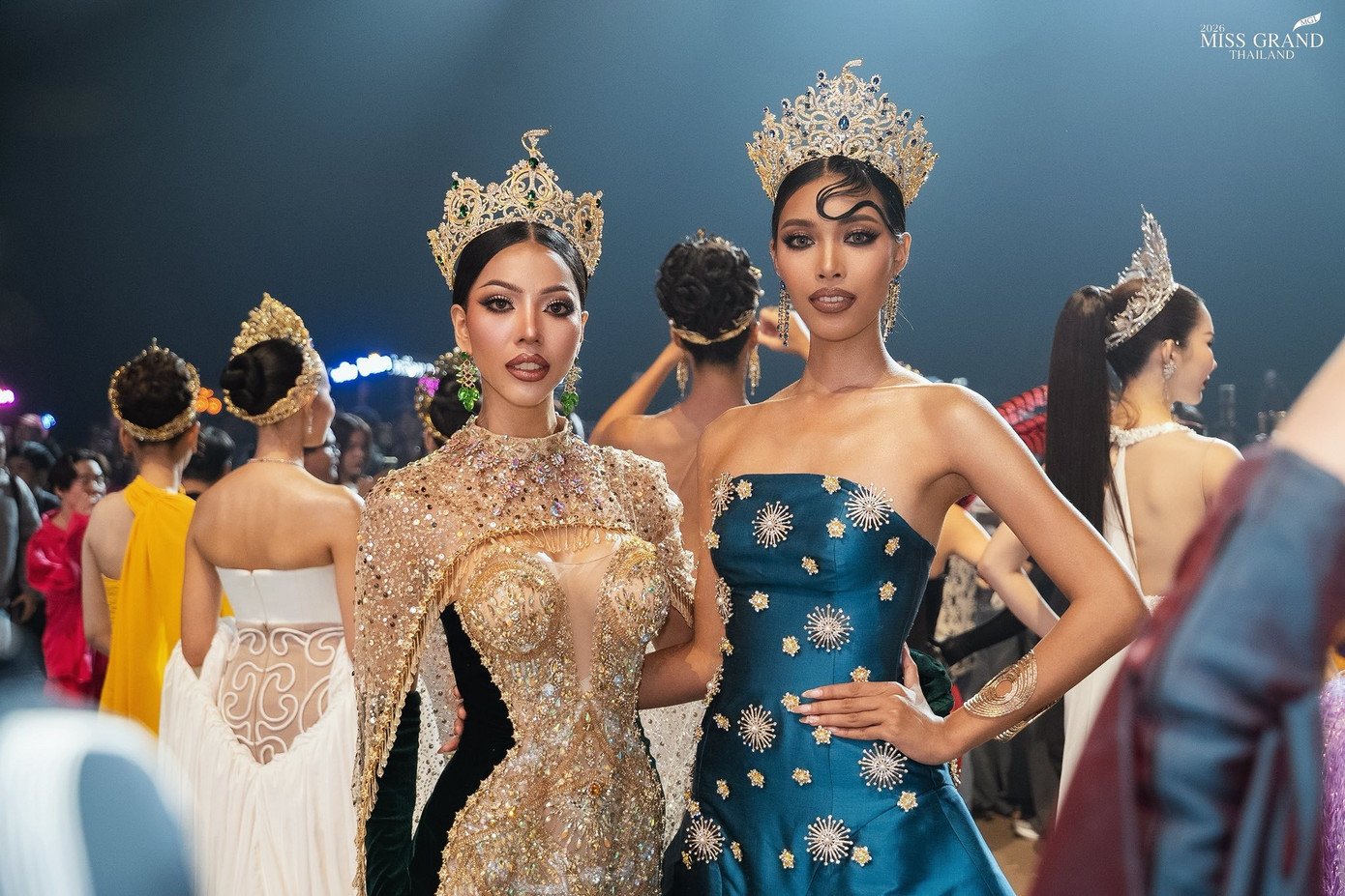 Thí sinh mặc những trang phục xuyên thấu, gợi cảm.