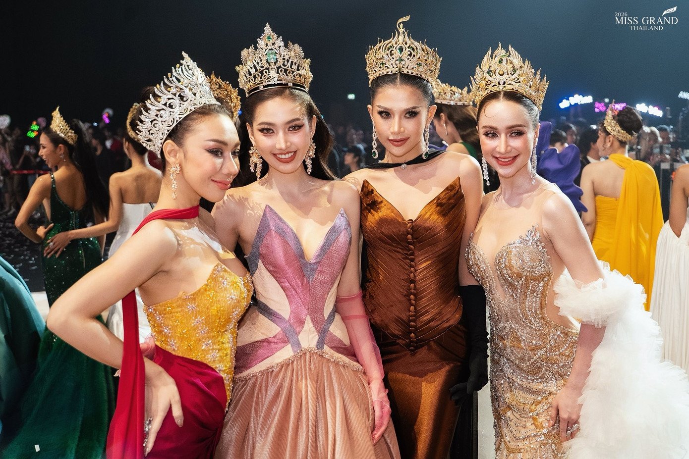 Thí sinh mặc những trang phục xuyên thấu, gợi cảm.