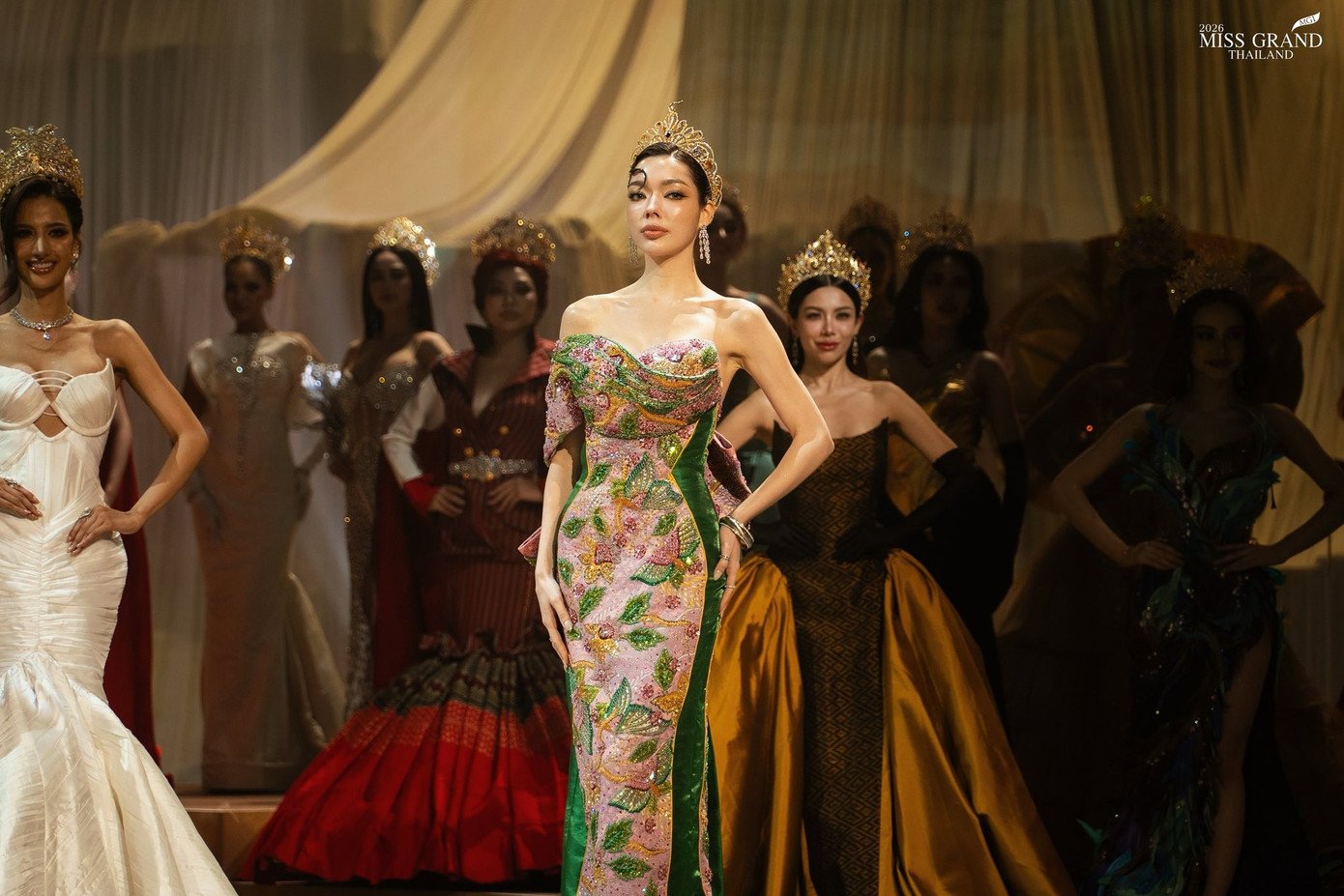 Vương miện mới dành cho các á hậu.