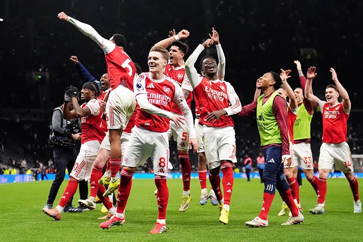 Arsenal ngày càng tiến gần hơn đến ngôi vương Ngoại hạng Anh