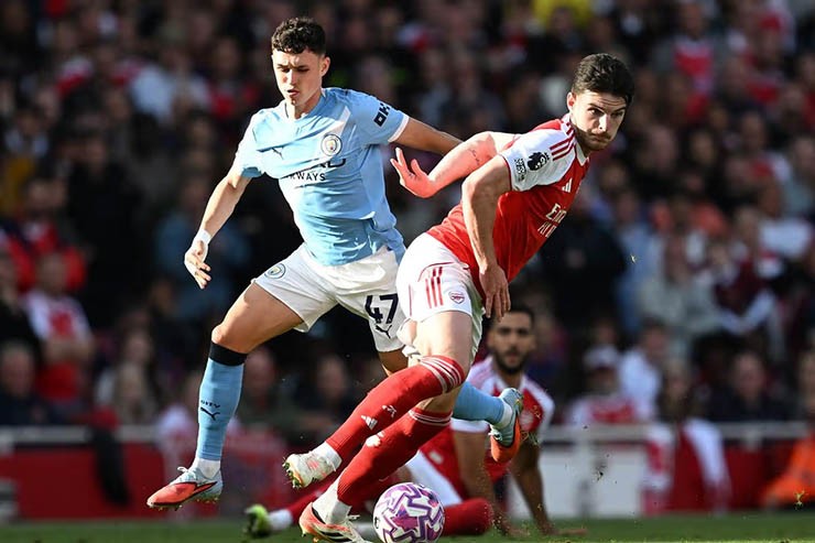 Muốn đăng quang Ngoại hạng Anh mùa này, Man City (áo xanh) cần hạ Arsenal trong trận tái đấu ở Etihad