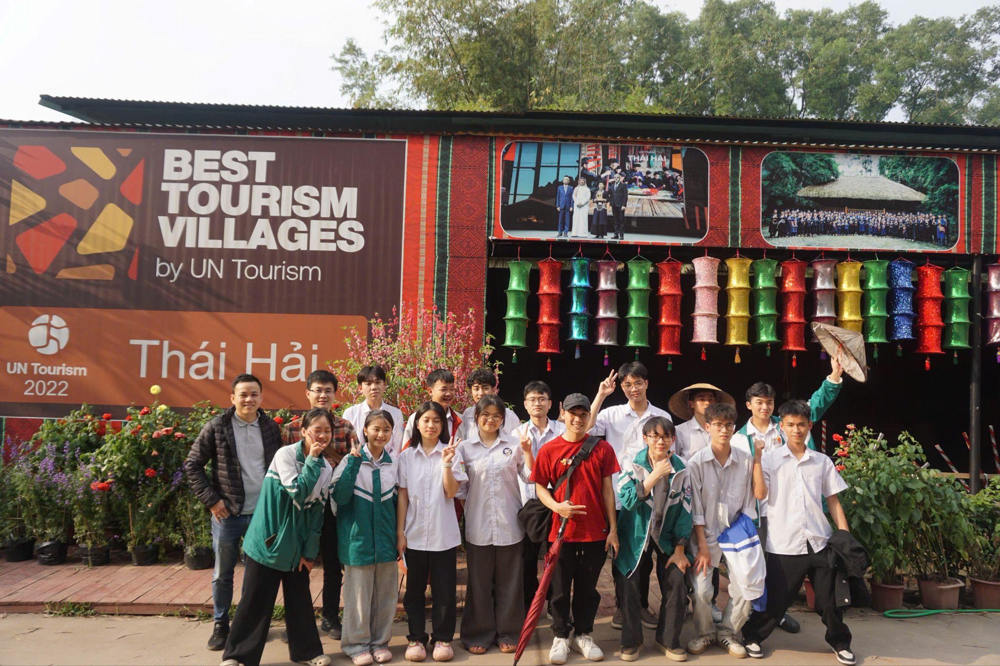 Học sinh trải nghiệm văn hóa tại Làng dân tộc Thái Hải