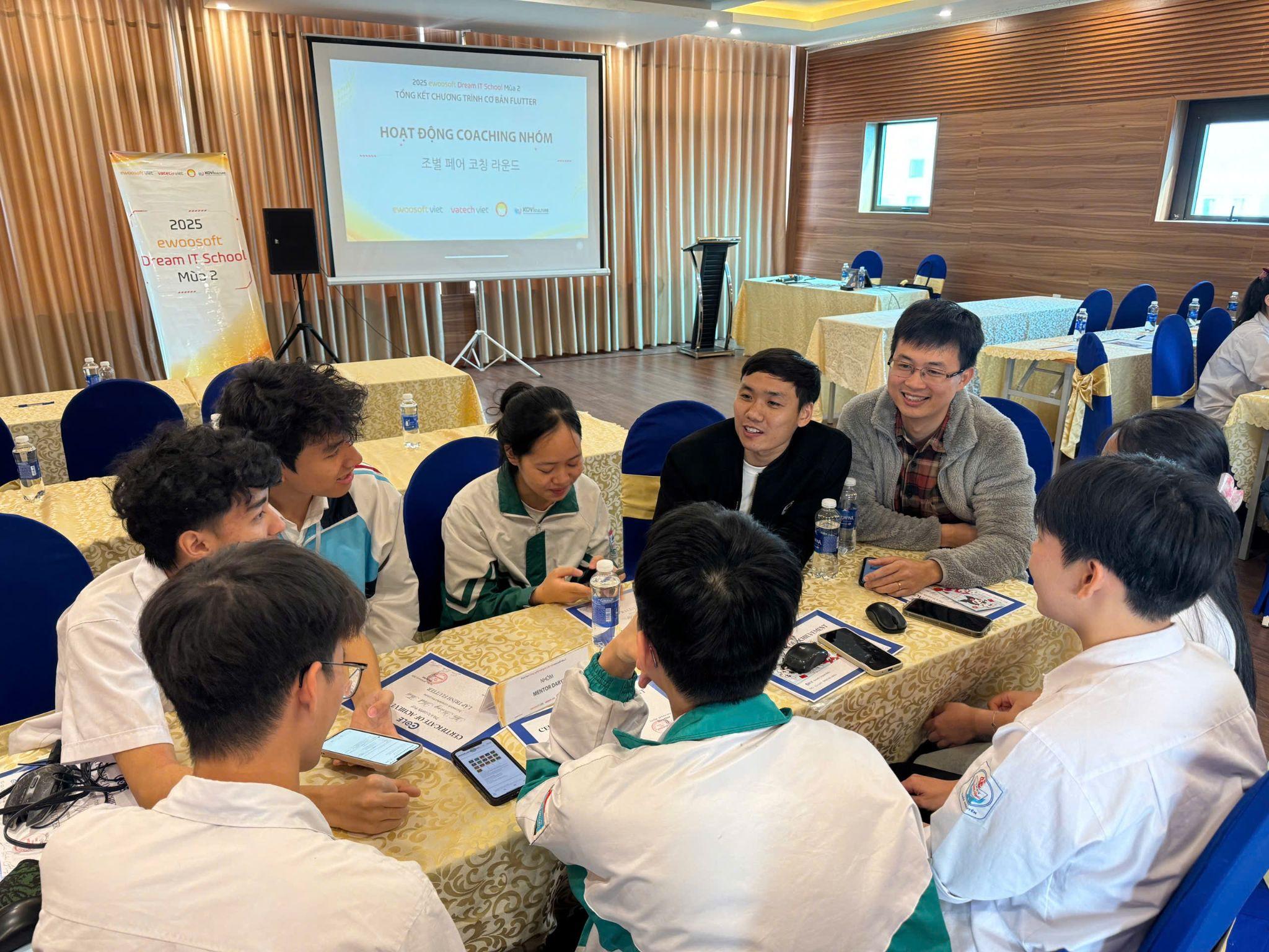 Học sinh giao lưu cùng đại diện nhà tài trợ EVN