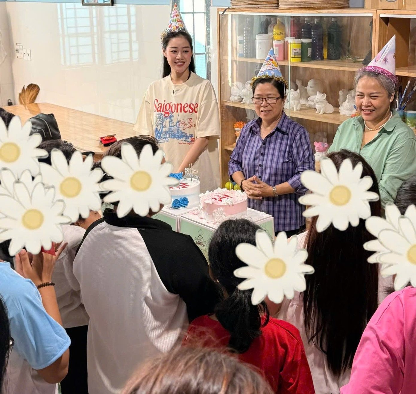 Hoa hậu Hoàn vũ Việt Nam 2019 Khánh Vân đến thăm, chia sẻ và hỗ trợ các trẻ em gái tại Ngôi nhà OBV - Nhịp cầu Hạnh phúc. Nàng hậu là đại sứ đồng hành cùng tổ chức này nhiều năm nay.