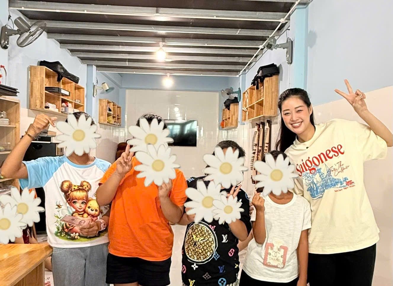 Hoa hậu Hoàn vũ Việt Nam 2019 Khánh Vân đến thăm, chia sẻ và hỗ trợ các trẻ em gái tại Ngôi nhà OBV - Nhịp cầu Hạnh phúc. Nàng hậu là đại sứ đồng hành cùng tổ chức này nhiều năm nay.