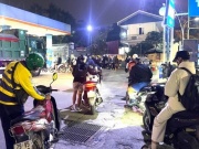 Người dân xếp hàng dài chờ đổ xăng lúc nửa đêm ở Hà Nội