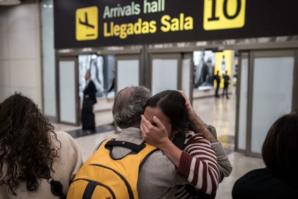 Những công dân Tây Ban Nha đầu tiên được sơ tán khỏi Trung Đông đến Nhà ga T4 của sân bay Adolfo Suárez Madrid-Barajas, tại Madrid, Tây Ban Nha. Chính phủ nước này đã bắt đầu chiến dịch sơ tán bằng cả đường bộ và đường hàng không đối với hơn 30.000 công dân Tây Ban Nha bị ảnh hưởng bởi tình trạng bạo lực leo thang tại Trung Đông. Ảnh: A.