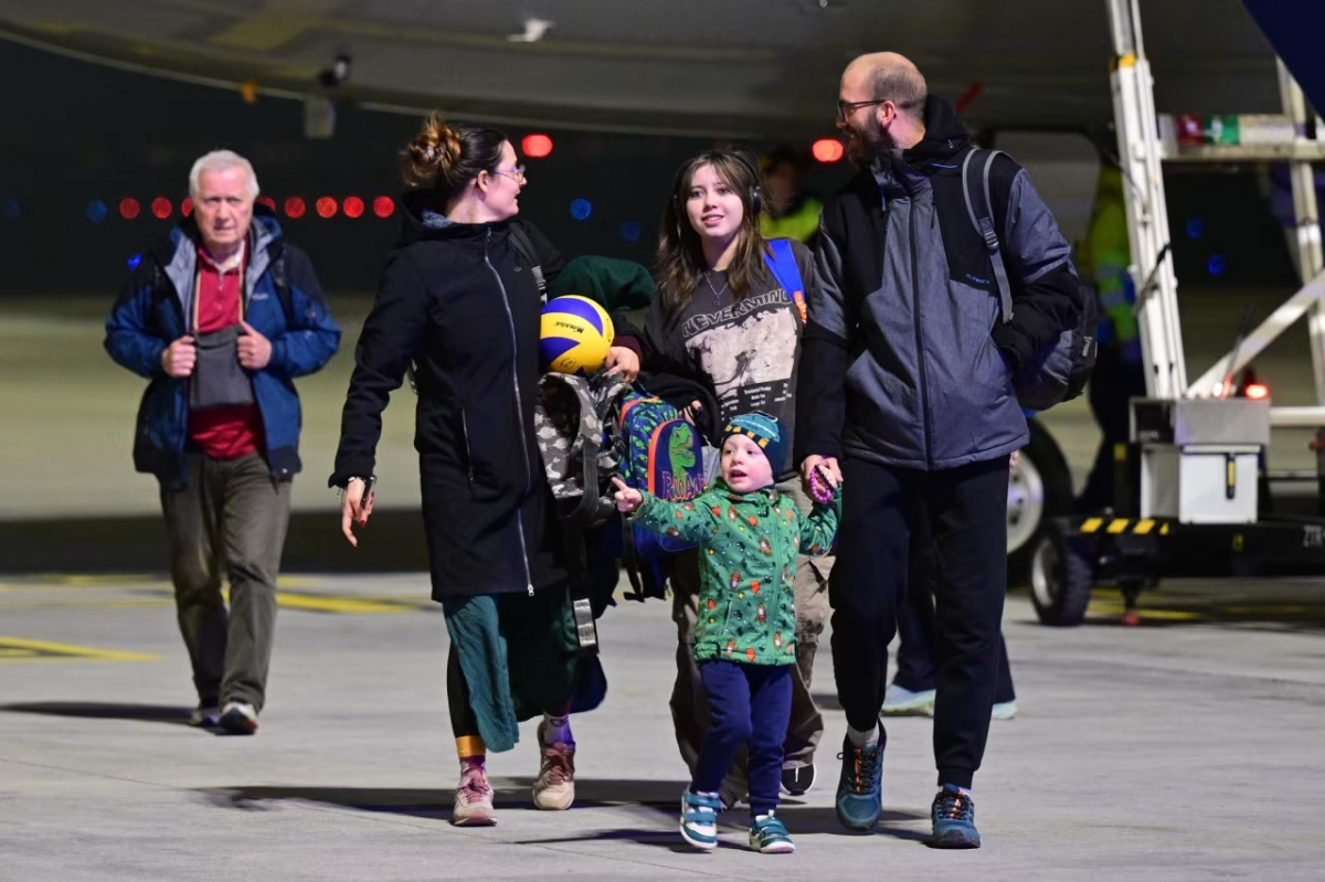 Chuyến bay sơ tán quân sự đầu tiên dành cho các công dân Séc bị mắc kẹt tại Trung Đông sau cuộc tấn công của Mỹ và Israel nhằm vào Iran đã hạ cánh xuống Praha vào đêm 3/3. Ảnh: AP.