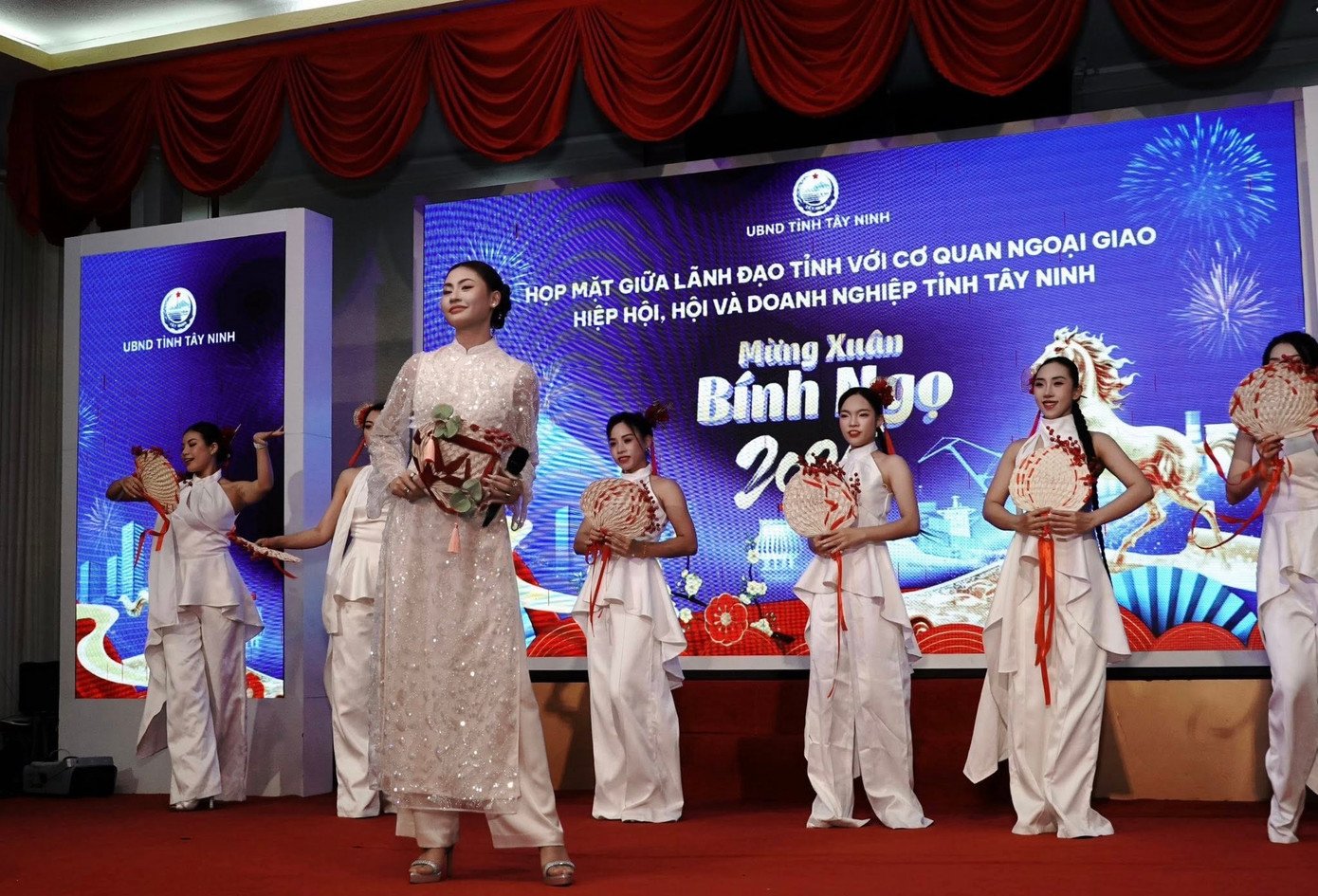 Hoa hậu Hoàn vũ Việt Nam 2023 Bùi Xuân Hạnh vinh dự góp mặt tại chương trình Họp mặt giữa lãnh đạo tỉnh với cơ quan ngoại giao, hiệp hội, hội và doanh nghiệp tỉnh Tây Ninh - Mừng Xuân Bính Ngọ 2026 do UBND tỉnh Tây Ninh tổ chức.