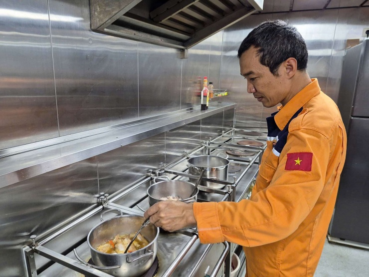 Tàu có khu vực bếp nấu ăn cho các nhân viên cứu hộ.