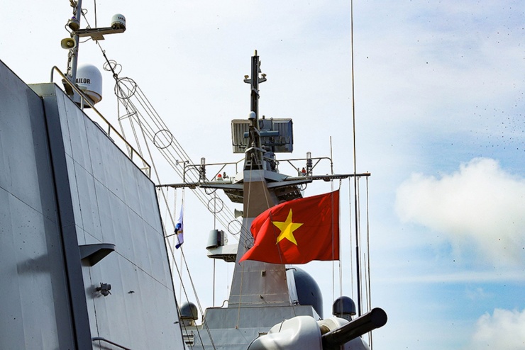 Lễ chào cờ được tổ chức ngay sau khi tàu đi qua xích đạo