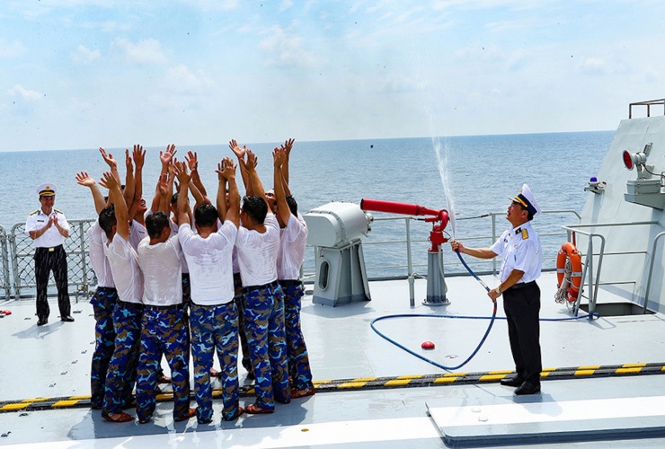 Nghi thức thuỷ thủ tắm nước biển