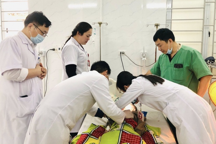 Các y, bác sĩ lấy dị vật trong đường thở cháu bé.