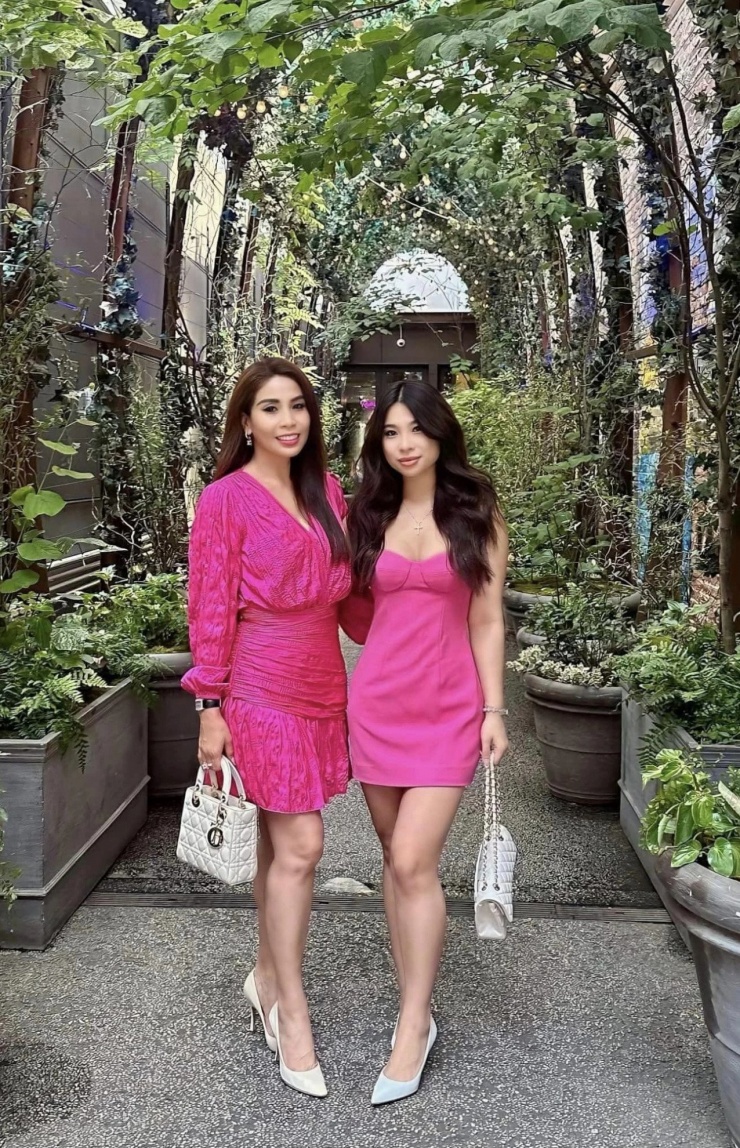 Hai mẹ con Lý Hương gắn kết sau 12 năm xa cách.&nbsp;