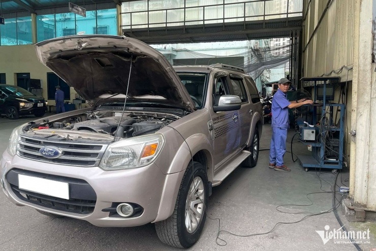 Chiếc Ford Everest máy dầu đời 2009 đang được tiến hành đo đạc đăng kiểm khí thải. Ảnh: Ngô Minh
