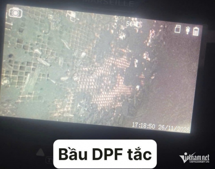 Bầu DPF trên một chiếc xe máy dầu bị tắc khi được "soi" bằng camera nội soi. Ảnh: Lê Hồng Đại