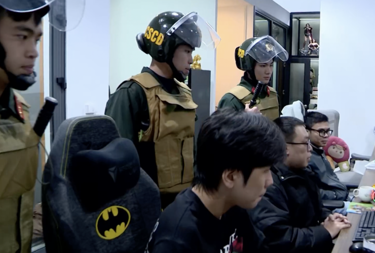 Cảnh sát đột kích vào trụ sở "Xôi lạc TV".