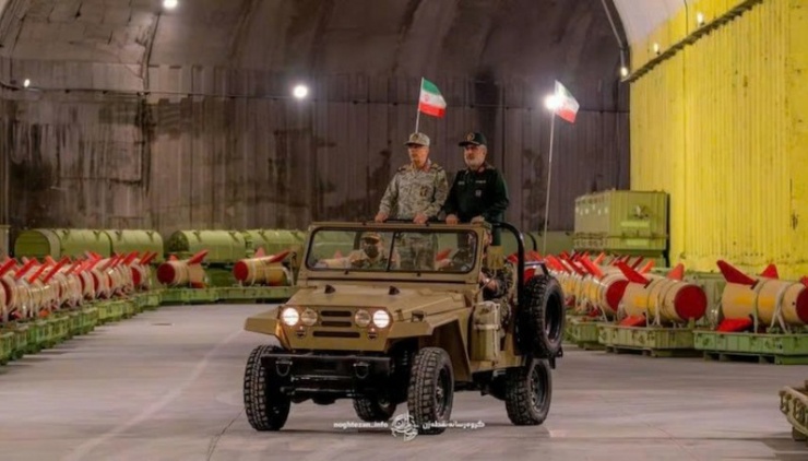 Hình ảnh do truyền thông Iran công bố hồi tháng 3/2025 cho thấy các quan chức quân sự cấp cao đang kiểm tra một căn cứ ngầm rộng lớn, nơi chứa các tên lửa như Kheybar Shekan, Martyr Haj Qassem, Qadr-H, Sejjil và Emad. Ảnh: Noghtezan.info