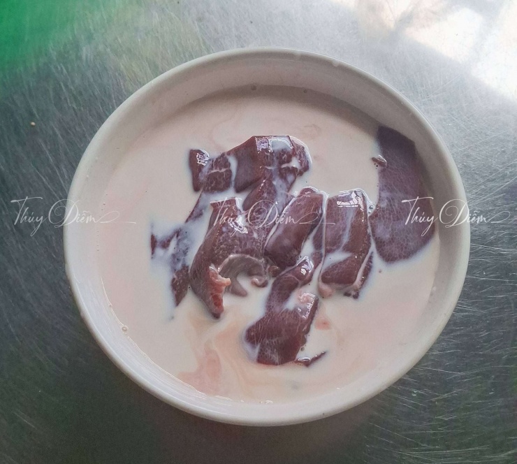 Cho sữa tươi không đường, ngâm cho gan hết hôi
