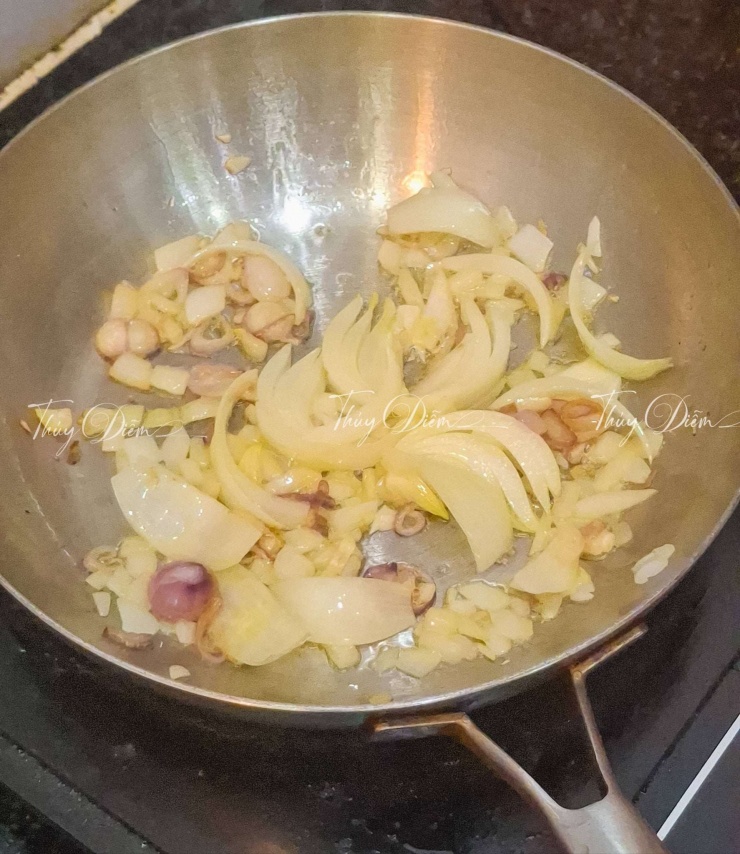 Cho bơ tan chảy, cho hành tím đảo cho thơm, cho hành tây vào đảo đến khi ngả vàng