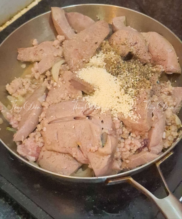 Cho gan vào, đảo đều, nêm gia vị: hạt nêm, tiêu, đường, nước mắm