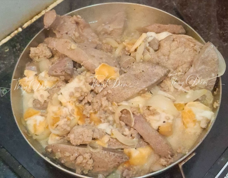 Cho bánh mì đã ngâm vào, đảo đến khi cạn phần nước, cho vào máy xay