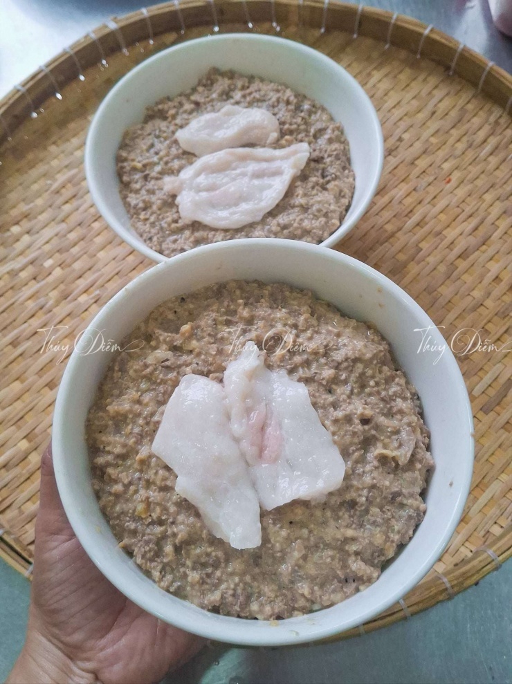 Cho vào lớp mỡ bên dưới, cho pate vào, cho mỡ lên trên. Để pate không bị khô