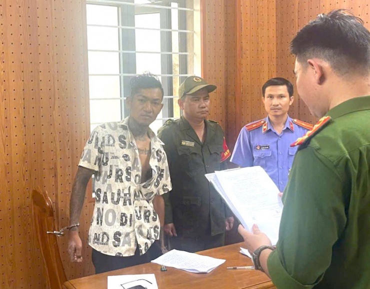 Cơ quan điều tra tống đạt các quyết định khởi tố, bắt tạm giam đối với Lương Quốc Thuận