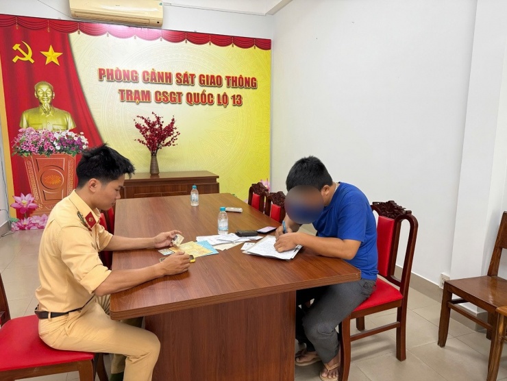 CSGT lập biên bản đối với tài xế xe ben. Ảnh: CACC