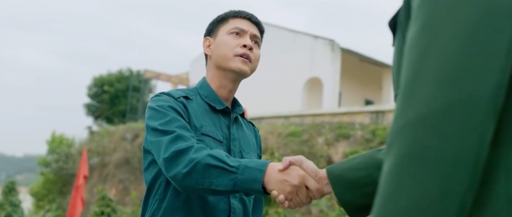 Lợi dành cho Minh Kiên cái bắt tay đầy thiện cảm. Ảnh VTV