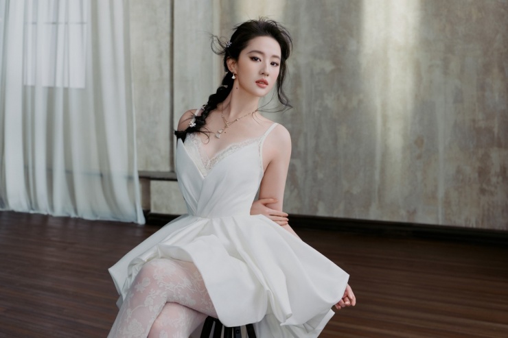 Trên trang cá nhân ngày 6/3, người đẹp 39 tuổi đăng loạt hình cô làm người mẫu cho các thiết kế trong bộ sưu tập hè 2026.