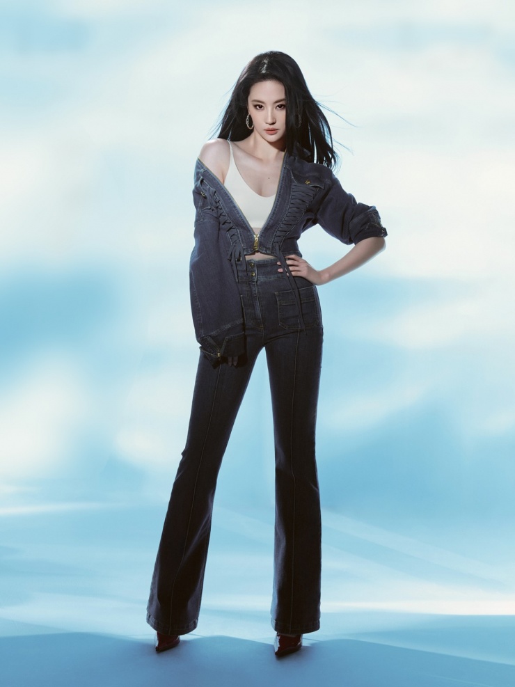 Diễn viên phối bra-top với trang phục denim.