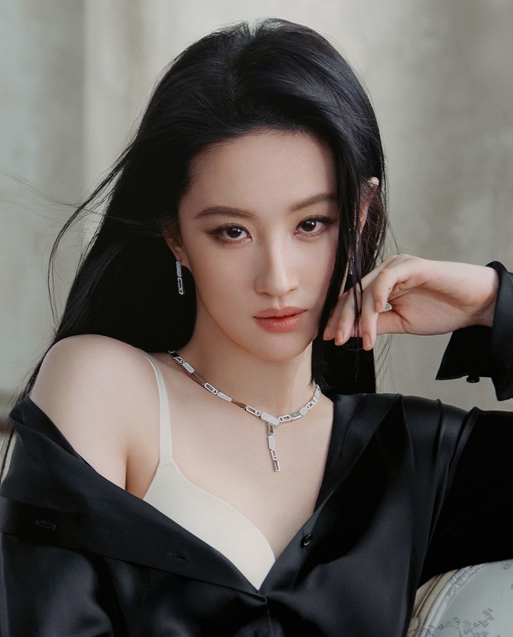 Diễn viên cho biết ưu tiên các thiết kế thấm hút mồ hôi, thoáng mát trong mùa hè.