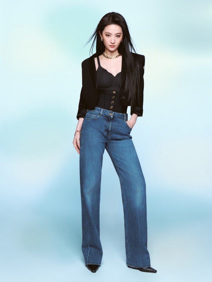 Theo Sina, Lưu Diệc Phi thuộc nhóm sao đắt giá nhất làng giải trí Hoa ngữ, cô quảng cáo cho hàng chục thương hiệu quốc tế và Trung Quốc như LV, Bvlgari, Tissot, Shiseido, Huawei, Meituan.