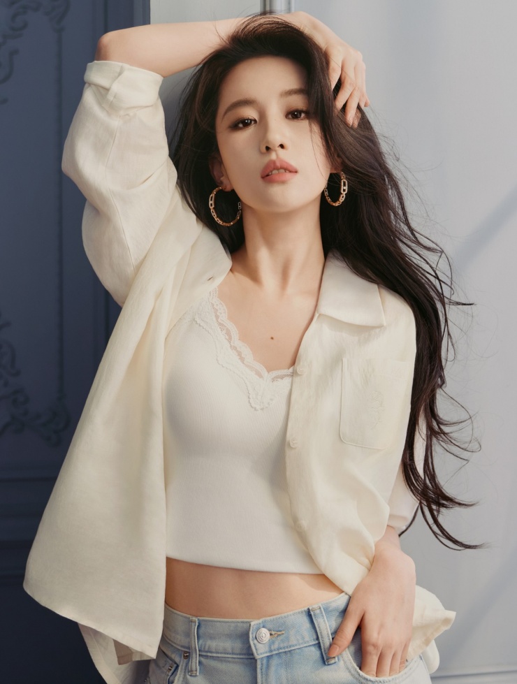 Mỗi hợp đồng quảng cáo, cô nhận khoảng 25 triệu nhân dân tệ (3,4 triệu USD).